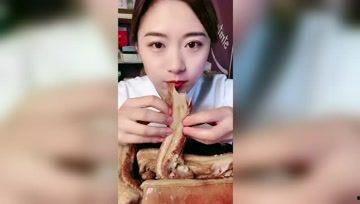 娱乐吃瓜酱女孩子叫什么,她为何成为新一代网红女神?